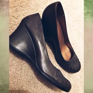 NWOT Vintage Bass Leather Wedges